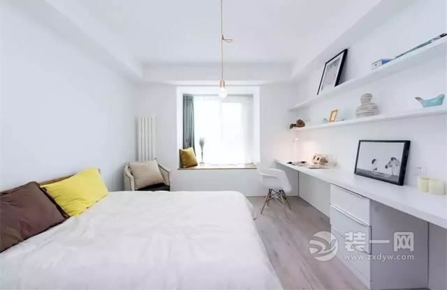 卧室是辛劳一整天后,回到家里休息睡觉的地方;它的氛围决定着睡眠的质量,进而影响着第二天起来后的战斗力;而除了床、地板与衣柜等家具,墙面也是决定卧室氛围的一大因素之一,今天南昌装修公司小编就来跟大家分享一下关于卧室墙面颜色,相信会给你带来一些灵感启发! 一、经典留白 白色作为一种经典流传的颜色,是一种实用又耐看的颜色;而且后期拓展也比较强,比如要装投影仪的时候,白墙可以直接投影,无需另外装幕布;所以各位如果纠结墙面什么颜色好的,干脆就刷白色简单又大方!